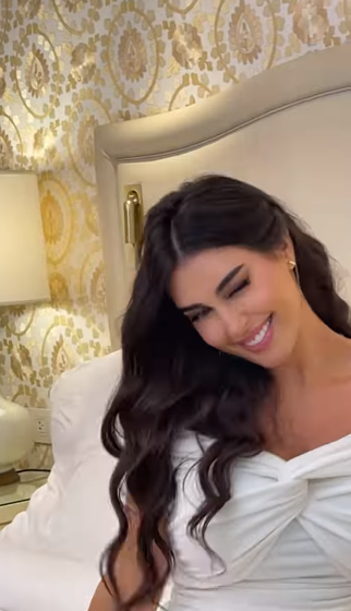 ياسمين صبري تضيء جمالاً بالأبيض (فيديو)